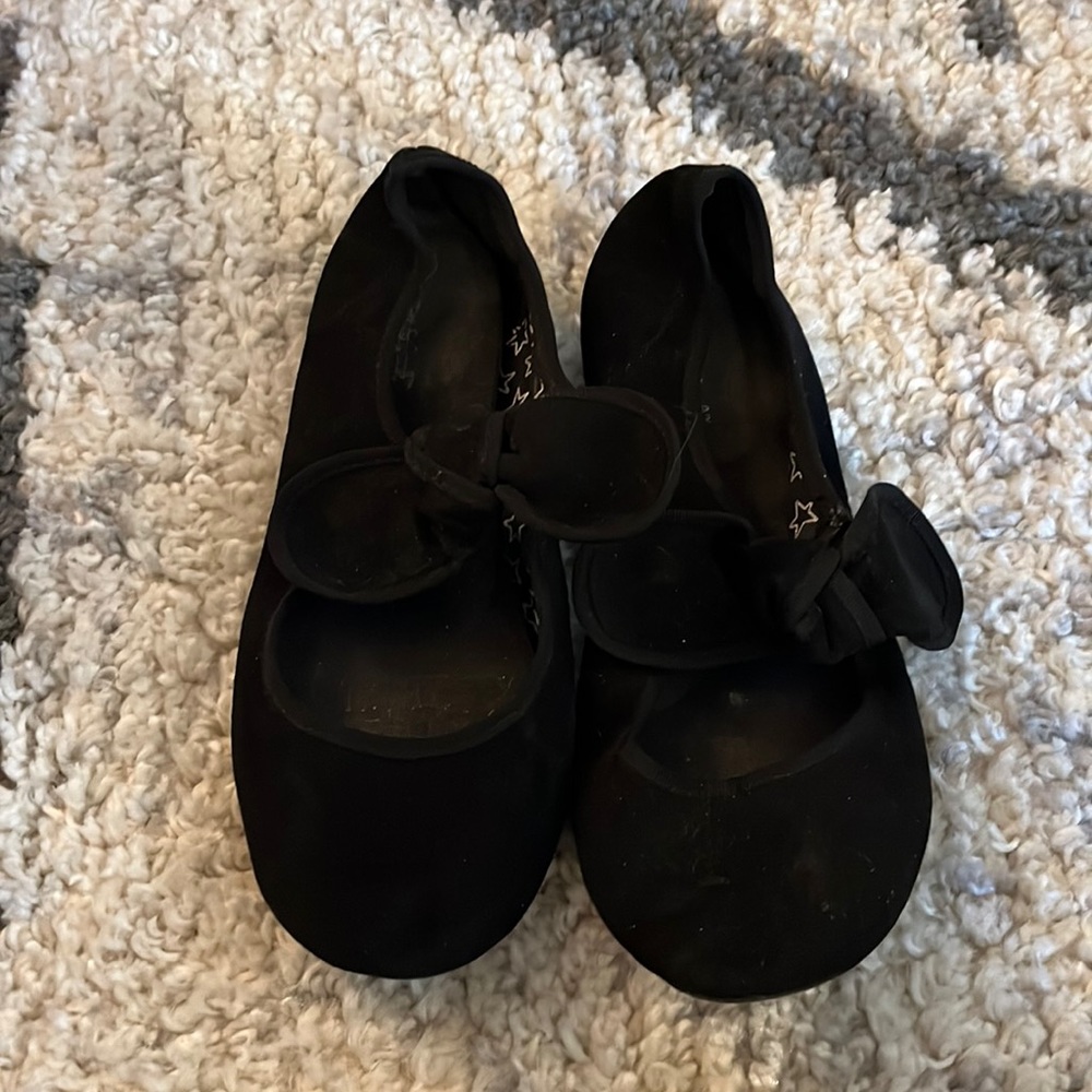 Girls slide shoes. Brand is Cat&Jack from Target. Color is black. Size 4.